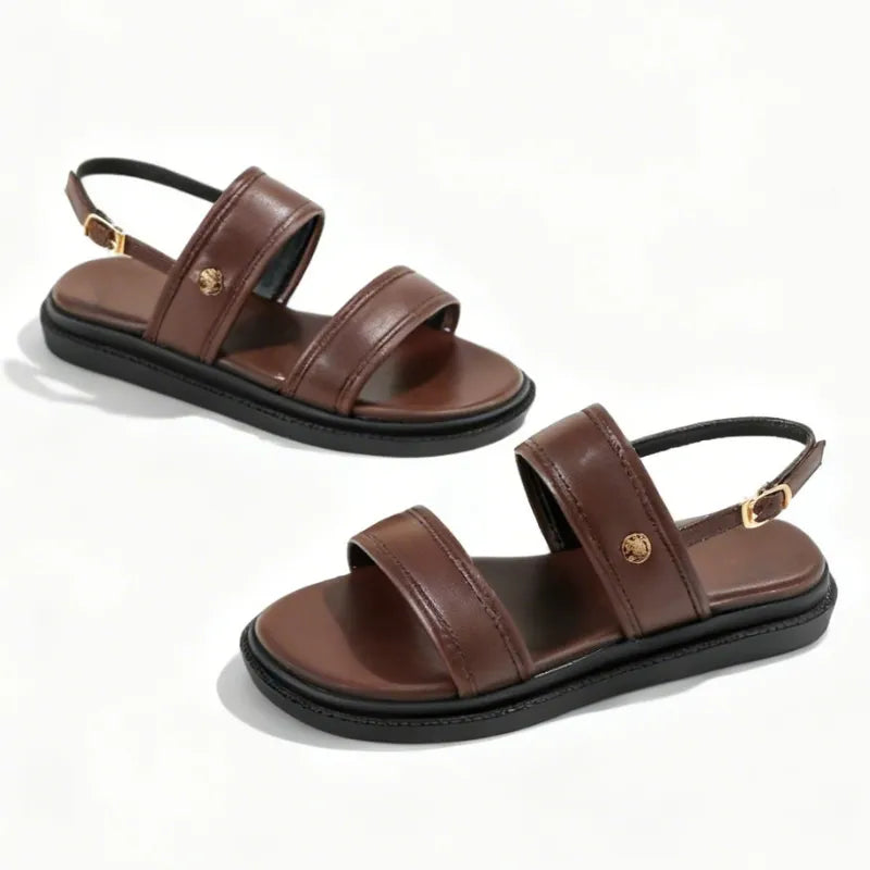 Papete flatform marrom com tiras largas e fivelas metálicas, solado plataforma preto antiderrapante, vista superior em par.