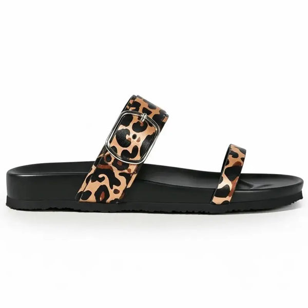 Papete preta com detalhe animal print em vista lateral, com bico e perfil do salto ou solado visíveis, sobre fundo claro