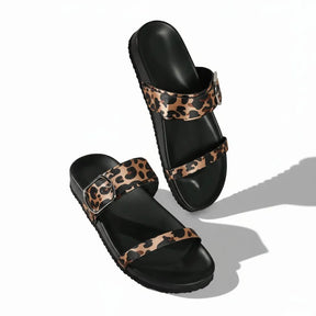 Papete preta com detalhe animal print em angulo lateral mostrando o par.