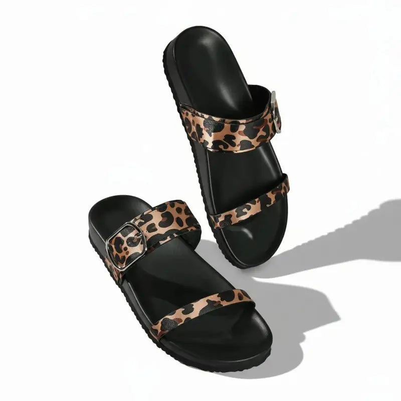 Papete preta com detalhe animal print em ângulo três-quartos, mostrando o par, o bico e o perfil lateral