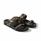 Papete preta com detalhe animal print em vista frontal, com bico, tiras e formato do par visíveis, sobre fundo claro