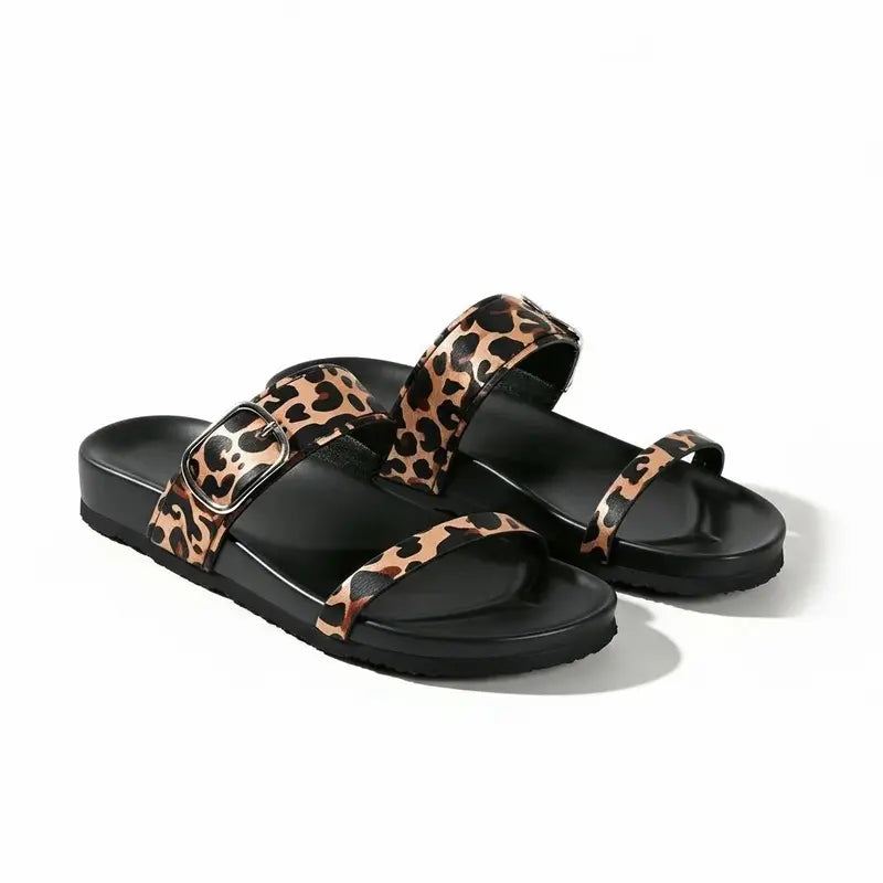 Papete preta com detalhe animal print em vista frontal, com bico, tiras e formato do par visíveis, sobre fundo claro