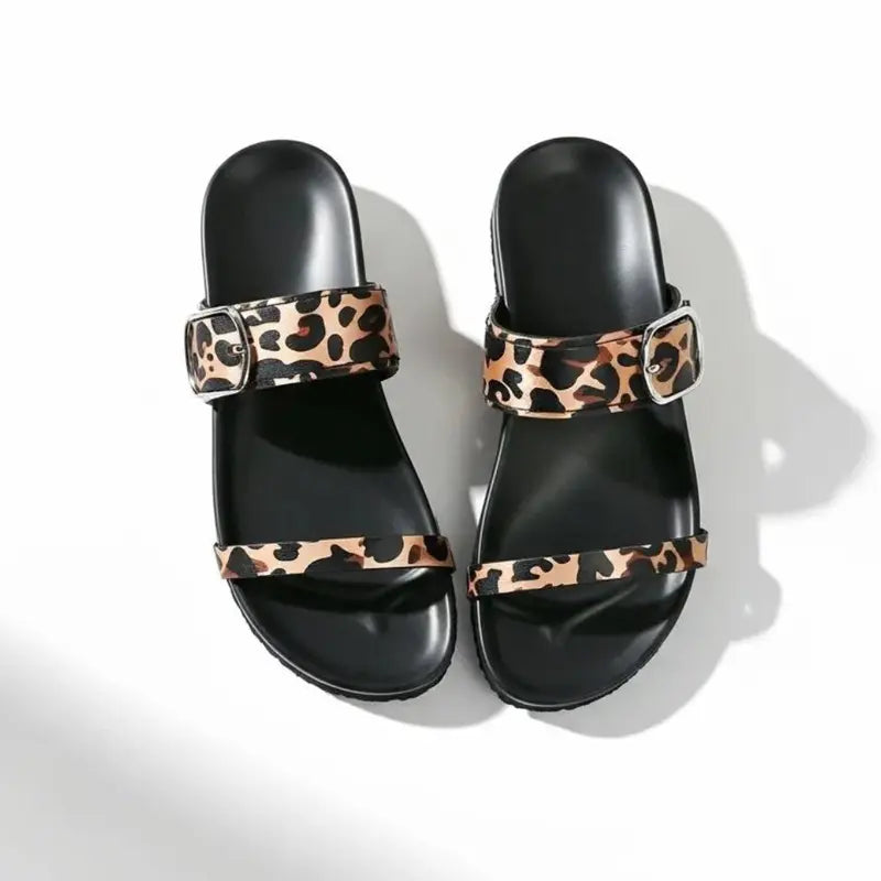 Papete preta com detalhe animal print em vista superior, mostrando palmilha, tiras e formato do bico, sobre fundo claro
