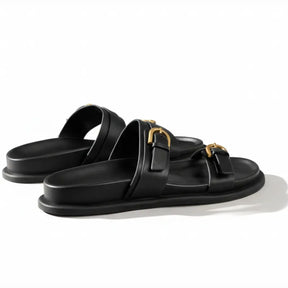 Papete preta com dupla fivela dourada em perspectiva frontal.