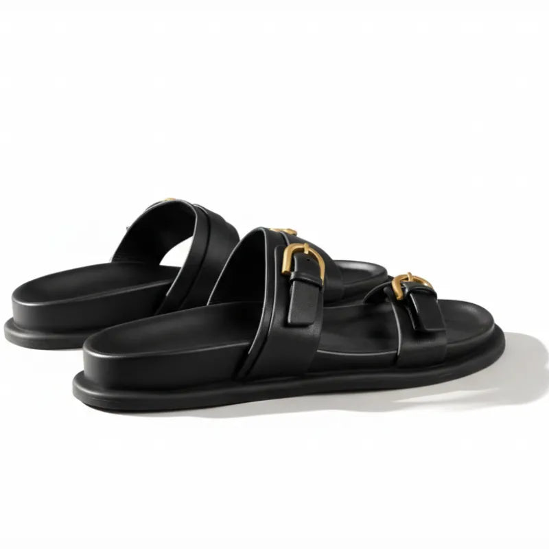 Papete preta com dupla fivela dourada em perspectiva frontal.