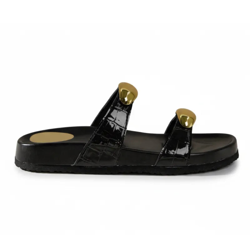 Papete feminina preta com duas tiras ajustáveis e detalhes metálicos dourados, solado anatômico preto, vista lateral.