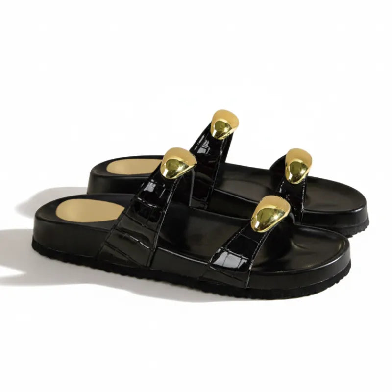 Papete preta com duas tiras largas e acabamento metálico dourado, design moderno e confortável, vista superior.