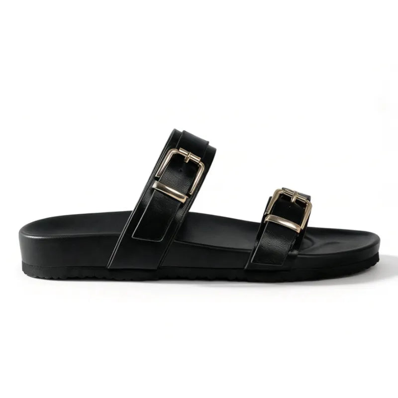 Papete feminina preta com duas tiras ajustáveis e fivelas douradas quadradas, solado anatômico preto, vista lateral.