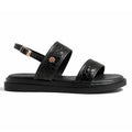 Papete preto flatform com fivela vista de perfil, destacando tiras ajustáveis, palmilha e solado robusto preto