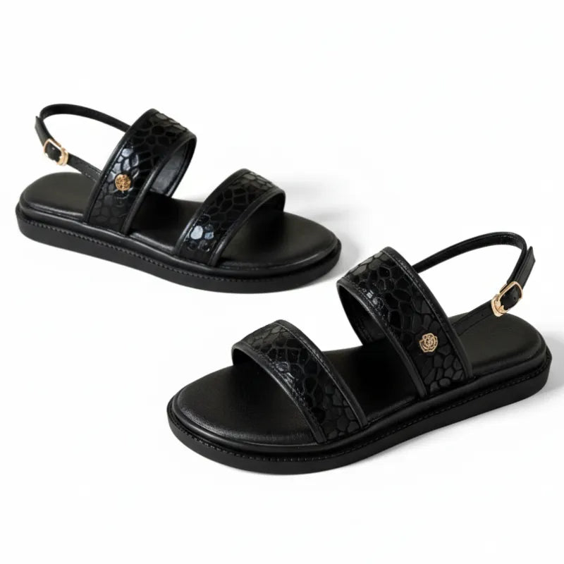 Papete preto flatform com fivela em perfil oposto, com tiras ajustáveis, palmilha e acabamento lateral visíveis