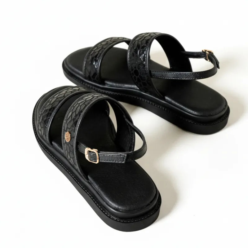 Papete preto flatform com fivela vista de cima, mostrando palmilha, tiras metálicas e formato completo do par