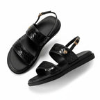 Papete preto flatform com fivela em perspectiva diagonal, destacando tiras, fivelas e base robusta do par