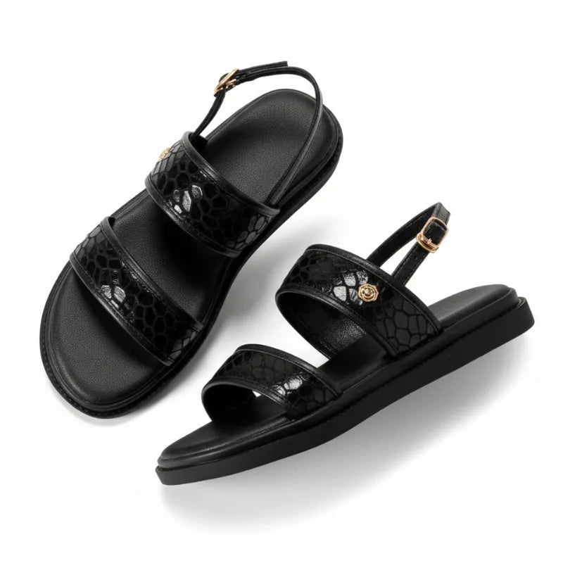 Papete preto flatform com fivela em perspectiva diagonal, destacando tiras, fivelas e base robusta do par