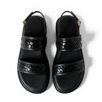 Papete preto flatform com fivela em vista frontal superior, com tiras largas, fivelas e formato do par visíveis