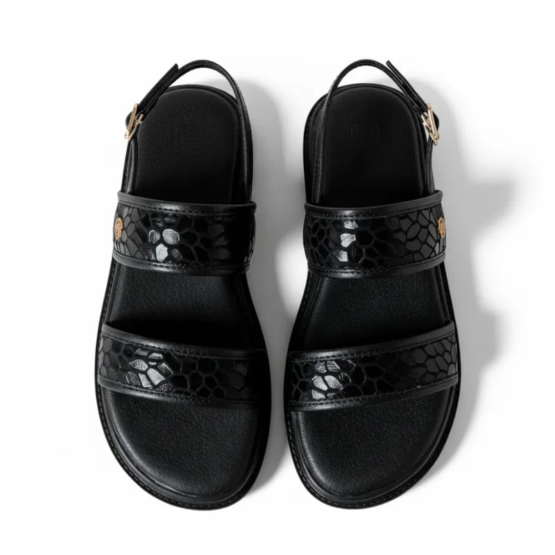 Papete preto flatform com fivela em vista frontal superior, com tiras largas, fivelas e formato do par visíveis