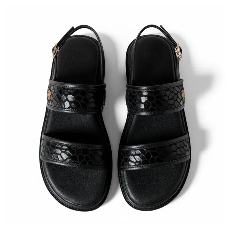 Papete preto flatform com fivela em vista frontal superior, com tiras largas, fivelas e formato do par visíveis