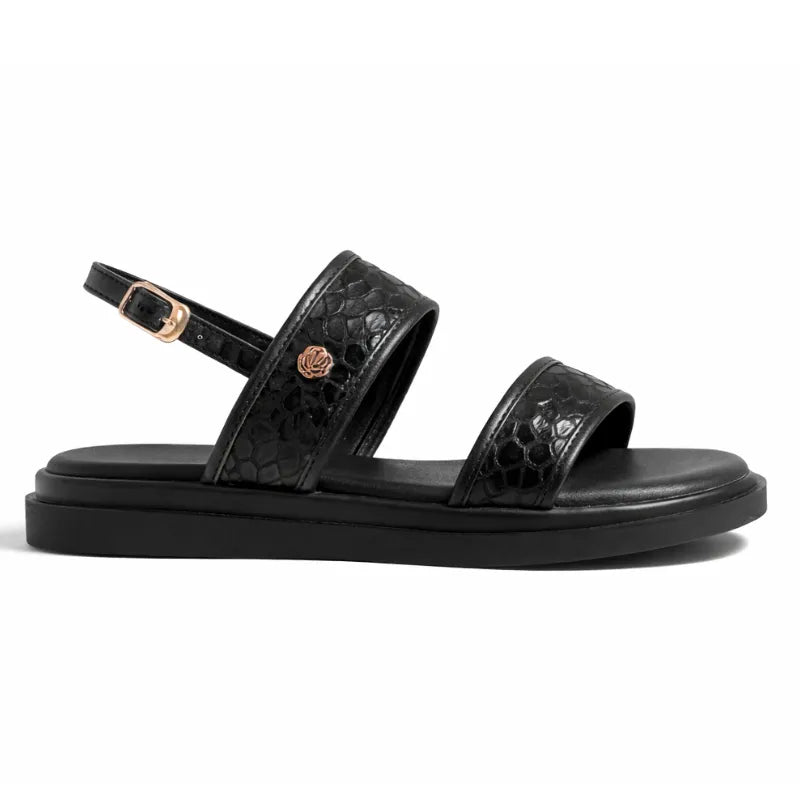 Papete flatform preta com três tiras ajustáveis, fivelas prateadas e solado grosso confortável, vista lateral direita.