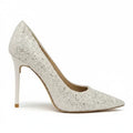 Scarpin branco salto alto com glitter em vista lateral, com bico e perfil do salto ou solado visíveis, sobre fundo claro