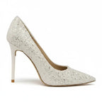 Scarpin branco salto alto com glitter em vista lateral, com bico e perfil do salto ou solado visíveis, sobre fundo claro