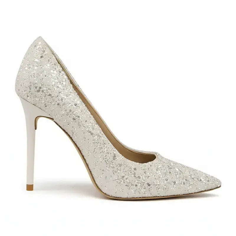 Scarpin branco salto alto com glitter em vista lateral, com bico e perfil do salto ou solado visíveis, sobre fundo claro