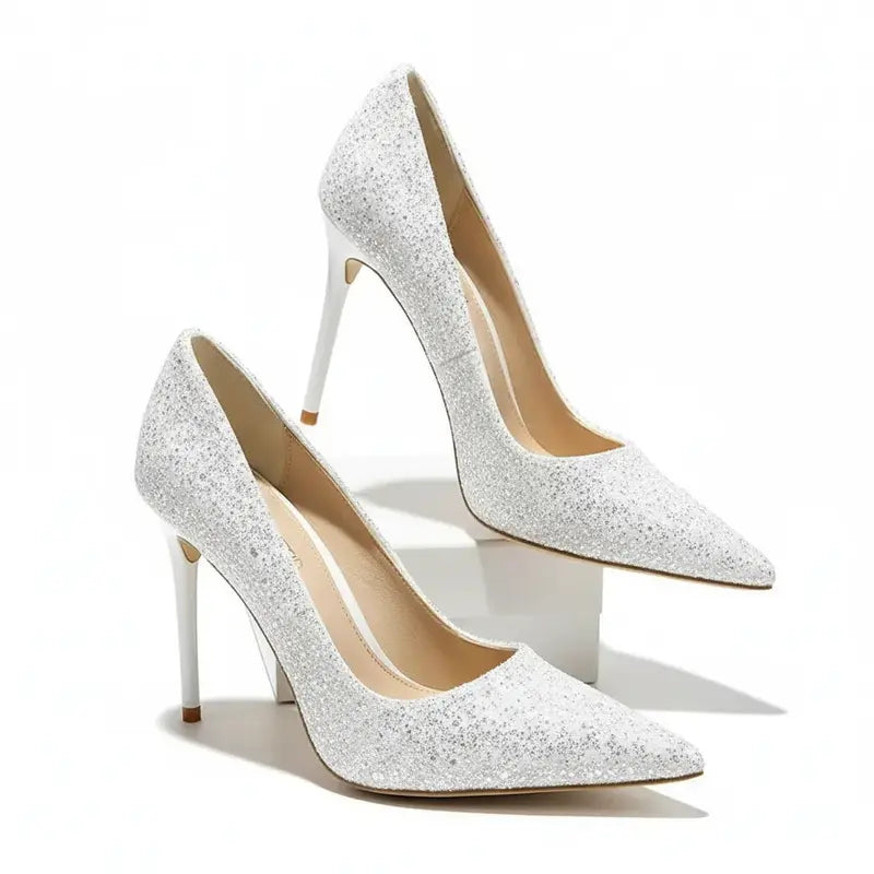 Scarpin branco salto alto com glitter em vista frontal, com bico, tiras e formato do par visíveis, sobre fundo claro