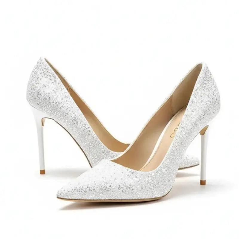 Scarpin branco salto alto com glitter em vista traseira, com calcanhar, salto e acabamento da sola visíveis