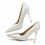 Scarpin branco salto alto com glitter com o par em composição, mostrando diferentes ângulos e acabamento