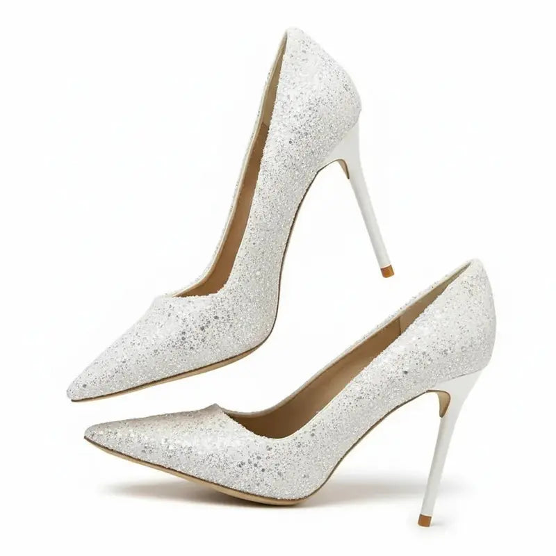 Scarpin branco salto alto com glitter com o par em composição, mostrando diferentes ângulos e acabamento