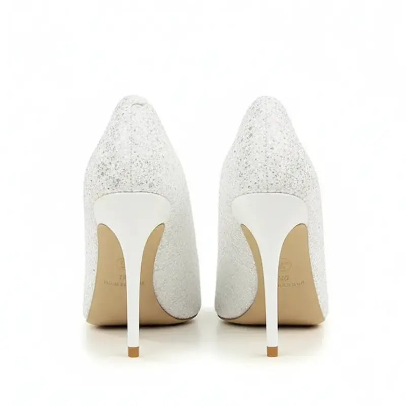 Scarpin branco salto alto com glitter em close no bico, tiras ou fivela, com textura e metal em destaque
