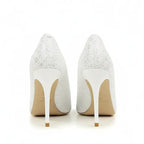 Scarpin branco salto alto com glitter em close no bico, tiras ou fivela, com textura e metal em destaque