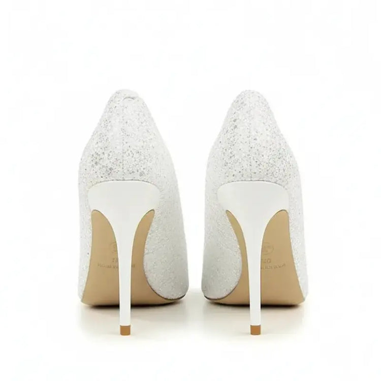 Scarpin branco salto alto com glitter em close no bico, tiras ou fivela, com textura e metal em destaque