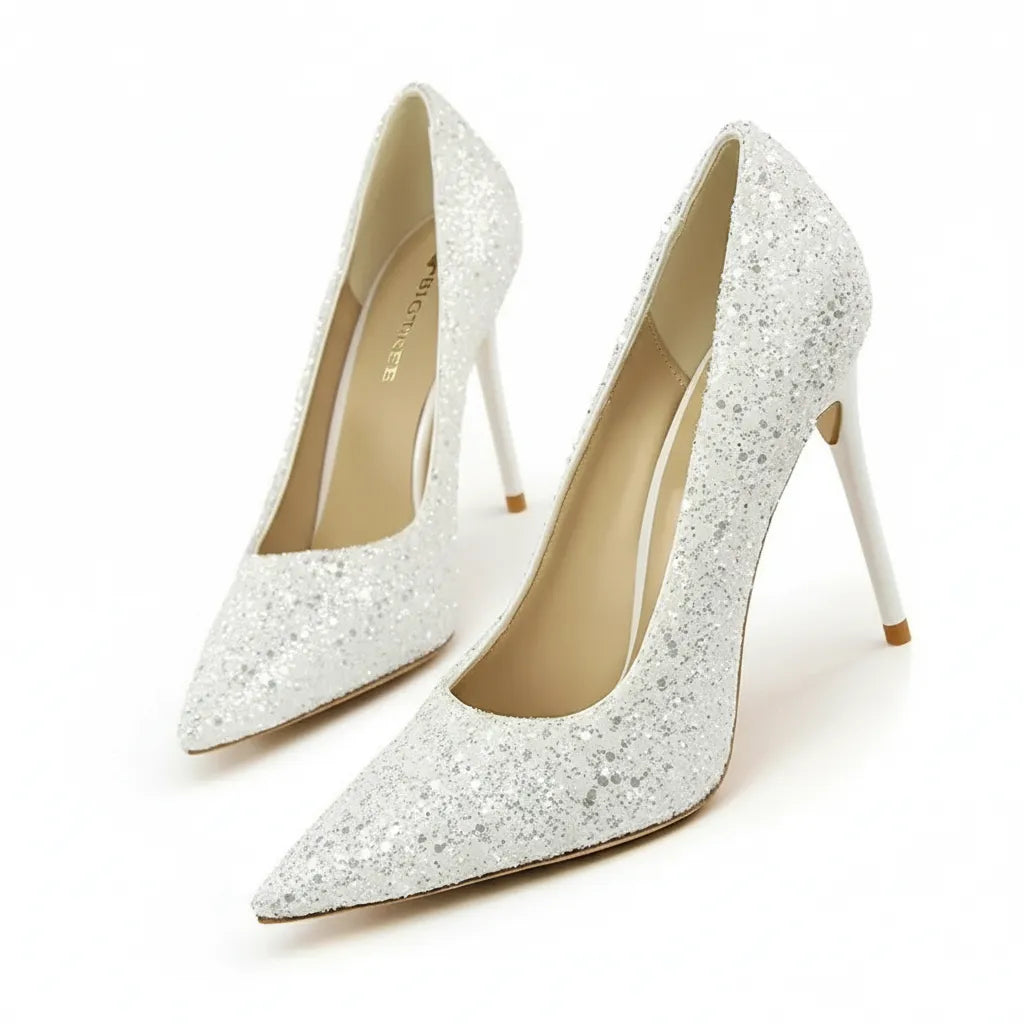 Scarpin branco salto alto com glitter visto por trás.