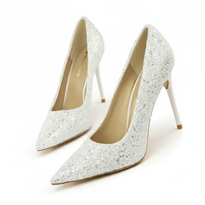 Scarpin branco salto alto com glitter visto por trás.