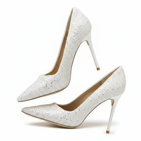 Scarpin branco salto alto com glitter em perspectiva mostrando o par.