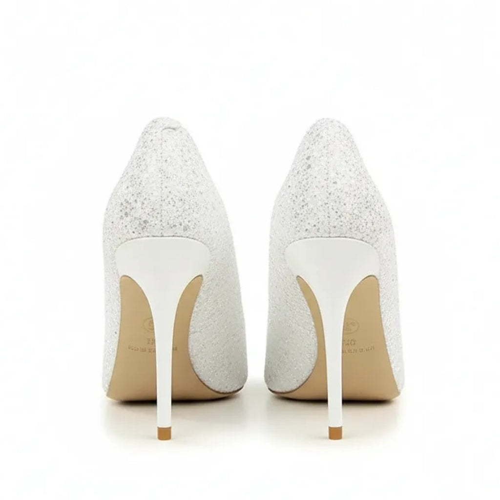 Scarpin branco salto alto com glitter em detalhe lateral.