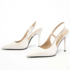 Scarpin branco salto alto slingback em ângulo três-quartos, mostrando o par, o bico e o perfil lateral, sobre fundo claro