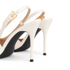 Scarpin branco salto alto slingback em close no salto e na sola, com altura, formato e base visíveis, sobre fundo claro