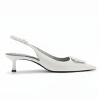 Scarpin branco slingback salto baixo geométrico em vista lateral, com bico e perfil do salto ou solado visíveis