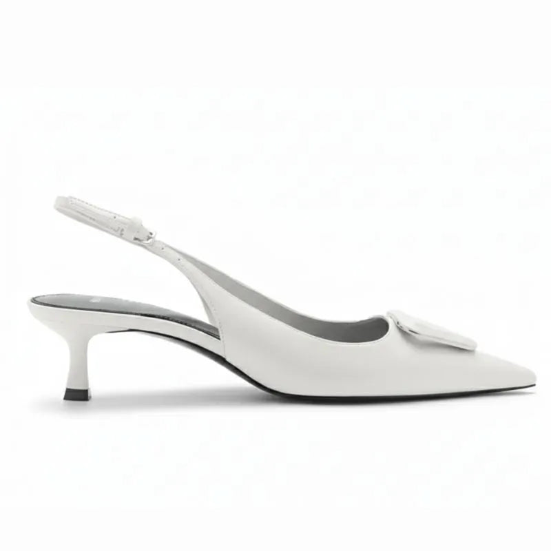Scarpin branco slingback salto baixo geométrico em vista lateral, com bico e perfil do salto ou solado visíveis