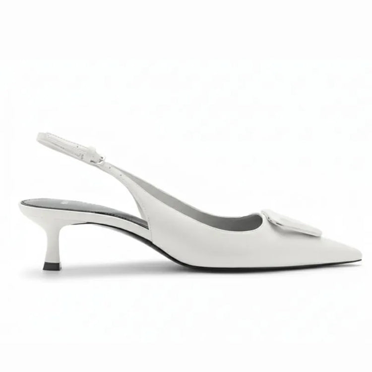 Scarpin branco slingback salto baixo geométrico em vista lateral, com bico e perfil do salto ou solado visíveis