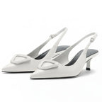 Scarpin branco slingback salto baixo geométrico em ângulo três-quartos, mostrando o par, o bico e o perfil lateral