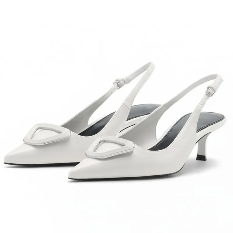 Scarpin branco slingback salto baixo geométrico em ângulo três-quartos, mostrando o par, o bico e o perfil lateral