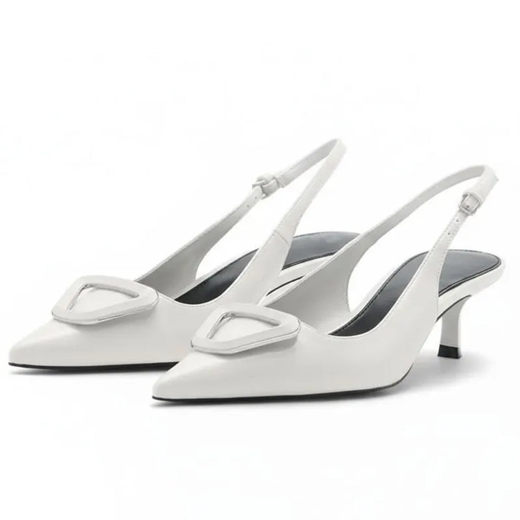 Scarpin branco slingback salto baixo geométrico em ângulo três-quartos, mostrando o par, o bico e o perfil lateral