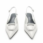 Scarpin branco slingback salto baixo geométrico em vista superior, mostrando palmilha, tiras e formato do bico