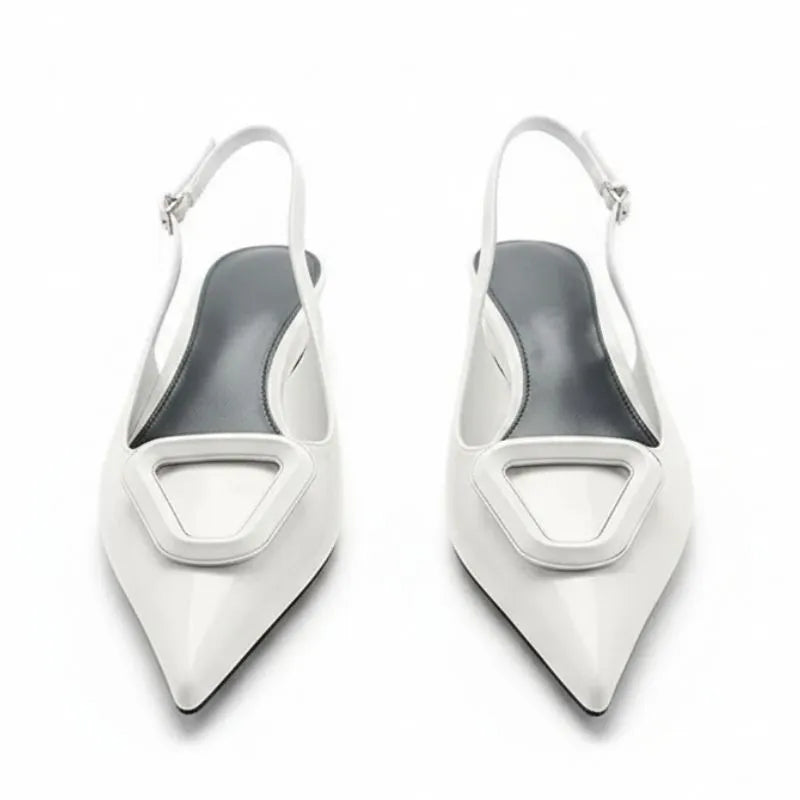 Scarpin branco slingback salto baixo geométrico em vista superior, mostrando palmilha, tiras e formato do bico