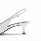 Scarpin branco slingback salto baixo geométrico em vista traseira, com calcanhar, salto e acabamento da sola visíveis