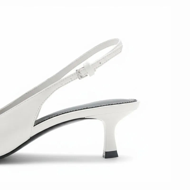 Scarpin branco slingback salto baixo geométrico em vista traseira, com calcanhar, salto e acabamento da sola visíveis