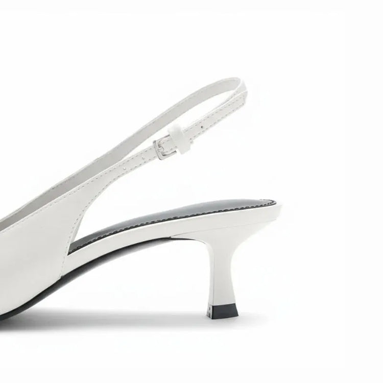 Scarpin branco slingback salto baixo geométrico em vista traseira, com calcanhar, salto e acabamento da sola visíveis