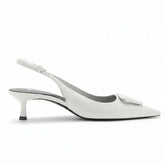 Scarpin branco slingback verniz salto baixo geometrico visto de lado.
