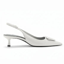 Scarpin branco slingback verniz salto baixo geometrico visto de lado.